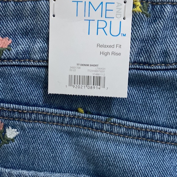 Woman’s embroidered denim shorts. High rise 3.5 inseam true to fit size 14 - Picture 7 of 8